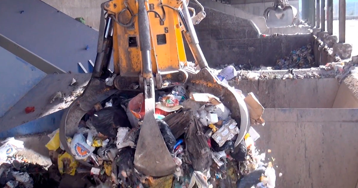 Разгрузка мусора на сортировочном комплексе