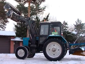 трактор мтз-82 за уборкой снега