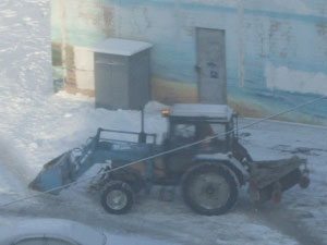 Уборка территории от снега в ЗАО Москвы трактором МТЗ-81