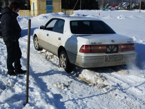 Печальный автомобилист с застрявшим автомобилем