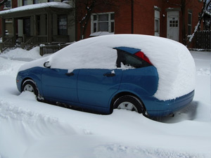 Зимняя проблема автомобилистов - машину занесло снегом