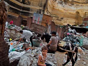Египетские копты занимаются сортировкой отходов