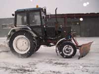 Трактор с отвалом для уборки снега