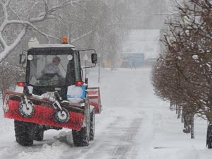Трактор МТЗ убирает снег