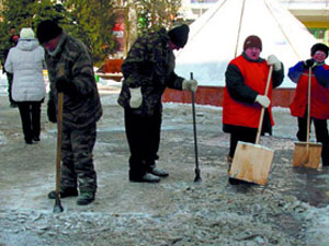 Областной субботник по уборке снега в подмосковном городе Подольске