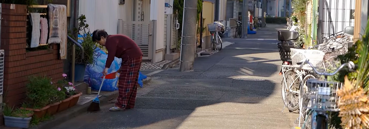 Японцы подбирают остатки мусора вслед за мусоровозом