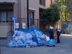 Жители Токио складывают пакеты с отходами