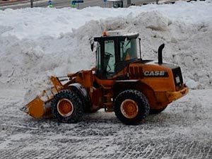 Трактор CASE убирает снег в Подольске
