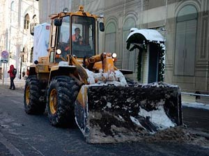 Трактор убирает снег