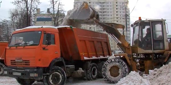 Подольск продолжают убирать от снега