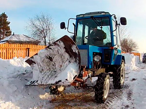 Змняя мехуборка территории от снега трактором